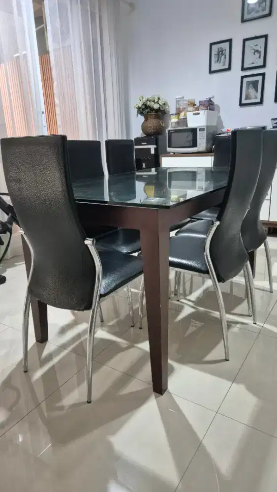 Satu set meja makan