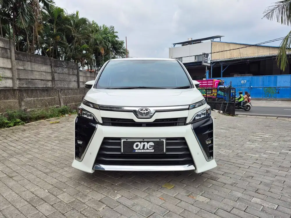 TOYOTA VOXY 2.0 AT 2018