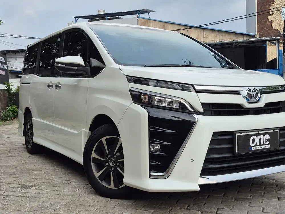 TOYOTA VOXY 2.0 AT 2018