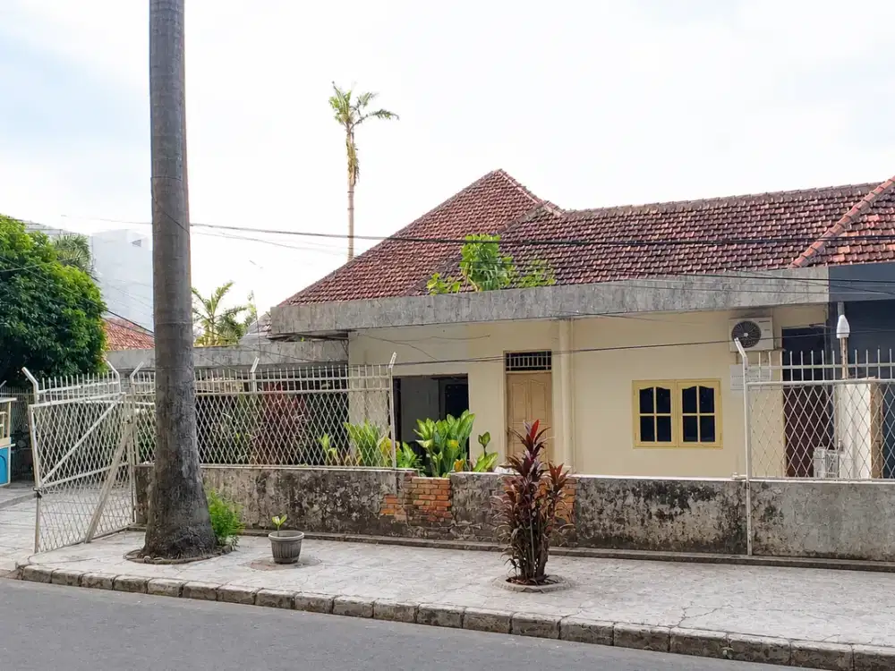 Rumah Hoek 31x24,5 750m2 6KT Strategis di Menteng Jakarta Pusat