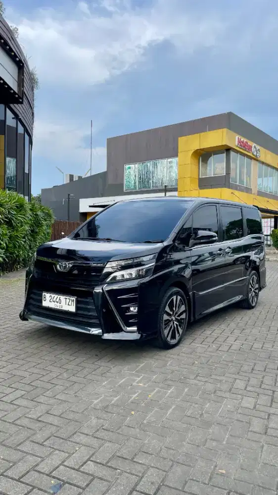 Toyota Voxy 2.0 AT 2018 Hitam