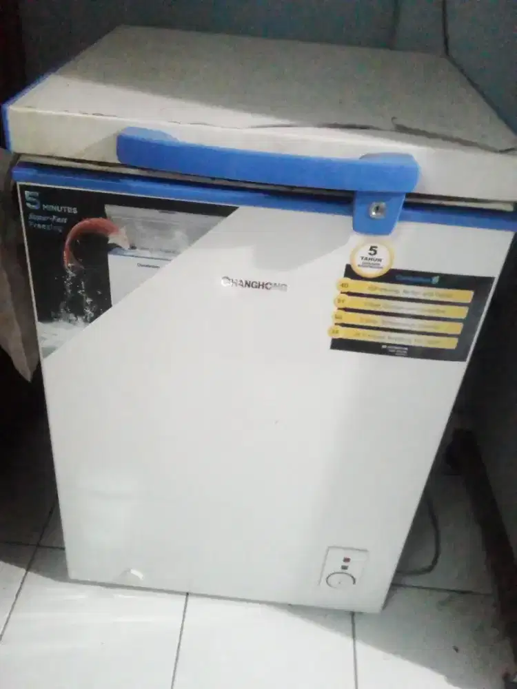 Frezer merk: Changhong. Kondisi masih menyala normal dan jarang pakai.