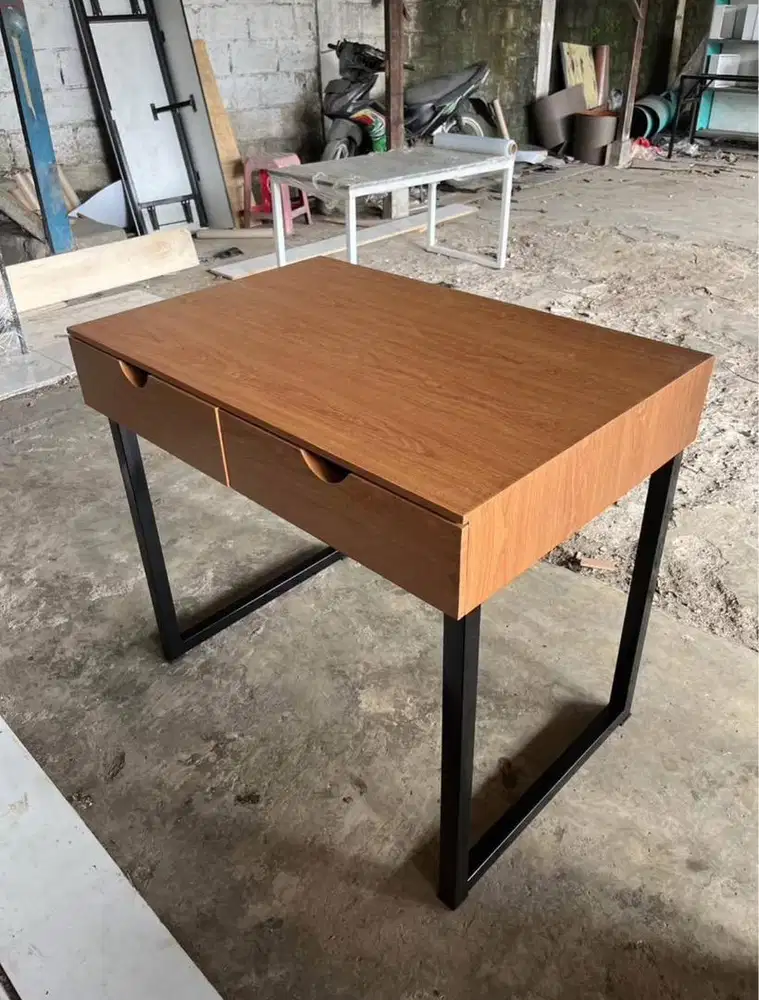 Meja Kerja Laci