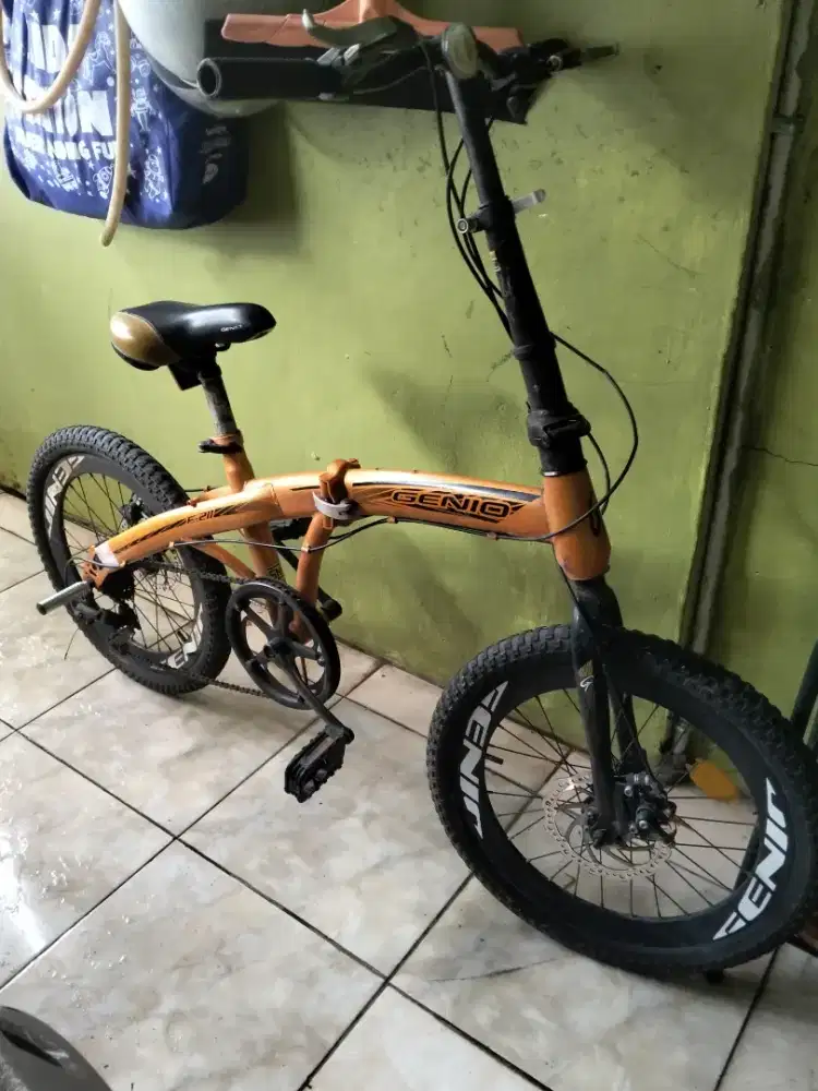 Sepeda lipat merk Genio ban 20