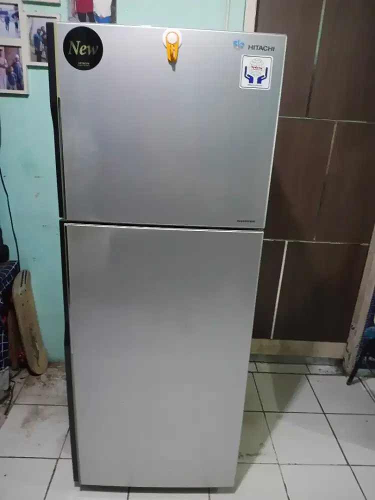 Kulkas 2 pintu Hitachi Mulus