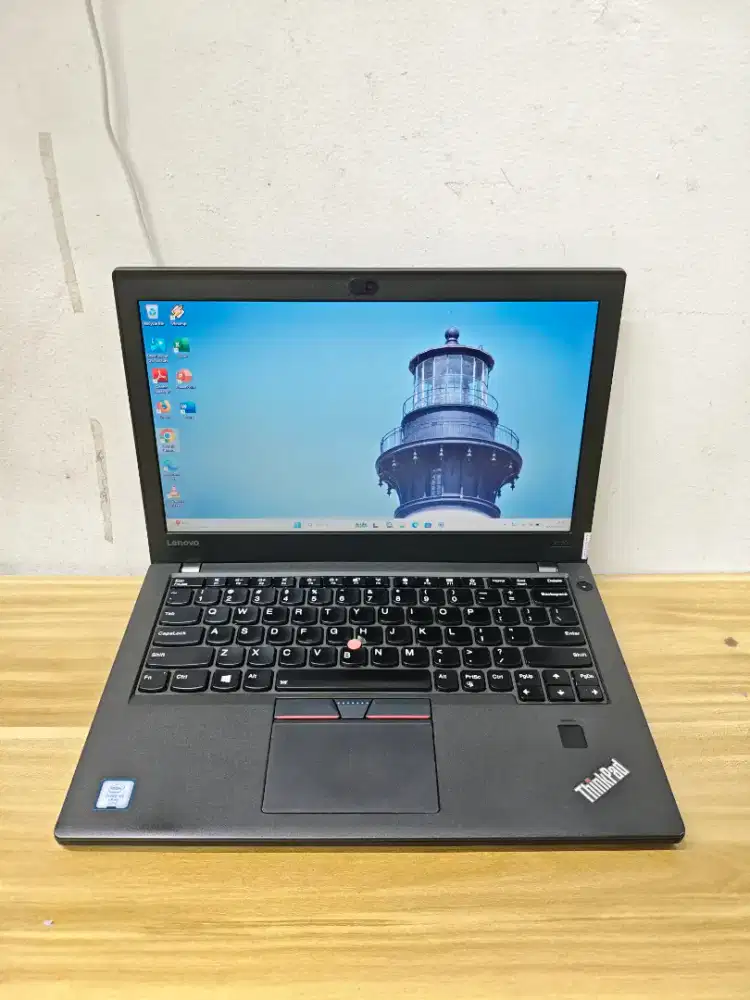 Lenovo Thinkpad X270. Intel Core i5-6300U. Ram 8gb. Ssd 256