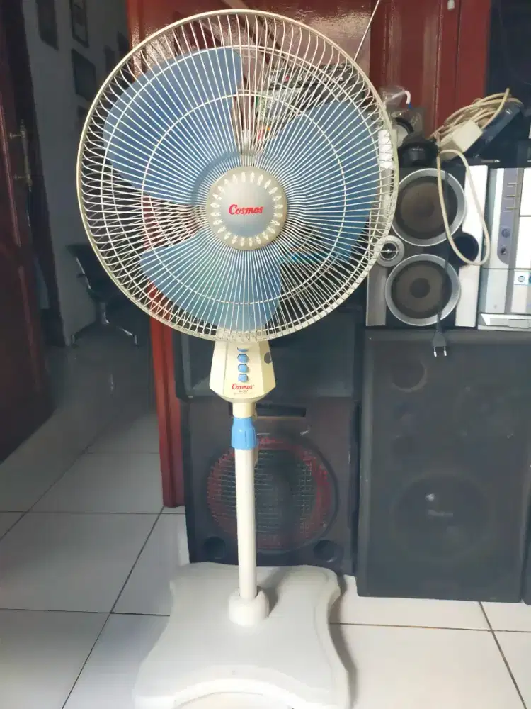Kipas angin berdiri cosmos