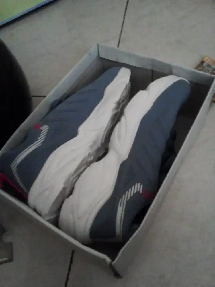 Sepatu lari cewe merk nevada