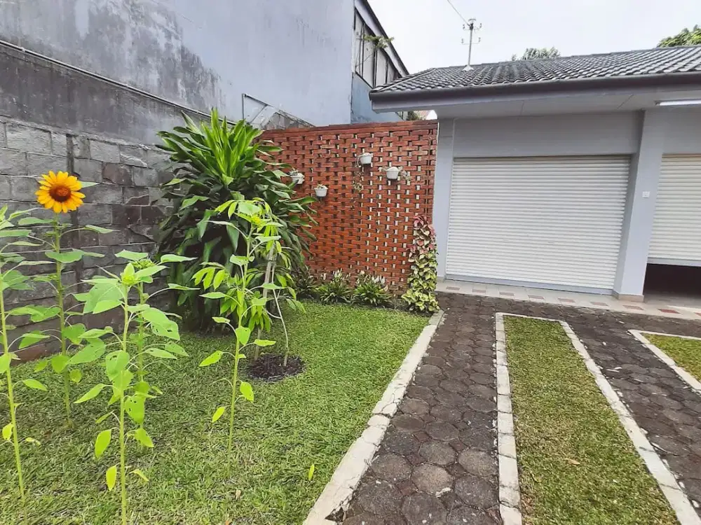 DIJUAL DAN DISEWAKAN VILLA TERAWAT DI DAERAH CIPAKU BANDUNG FURNISH KAPASITAS SAMPAI 16 ORANG