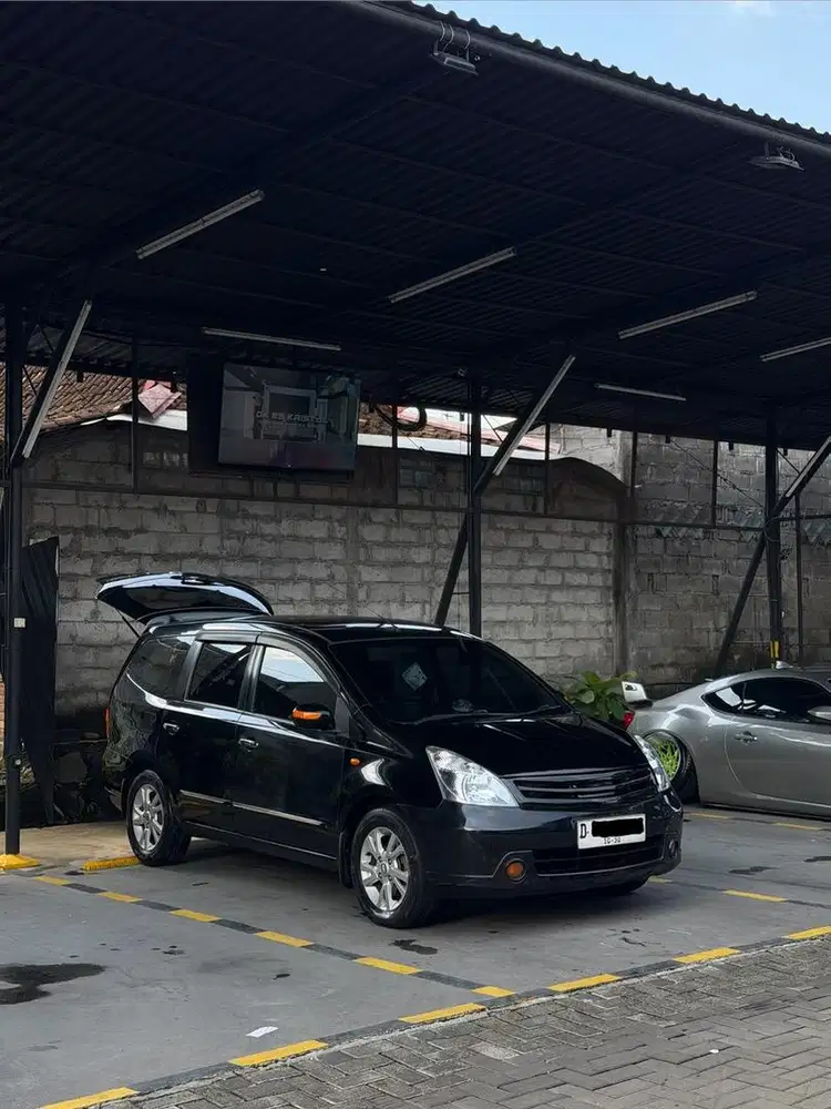 Nissan Grand Livina Ultimate 2012