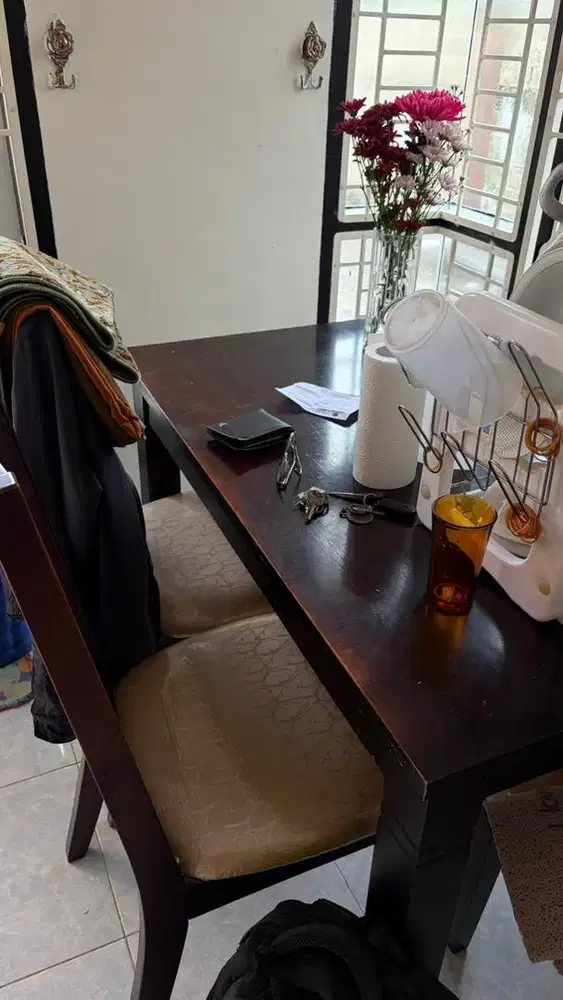Meja makan 4 kursi bekas