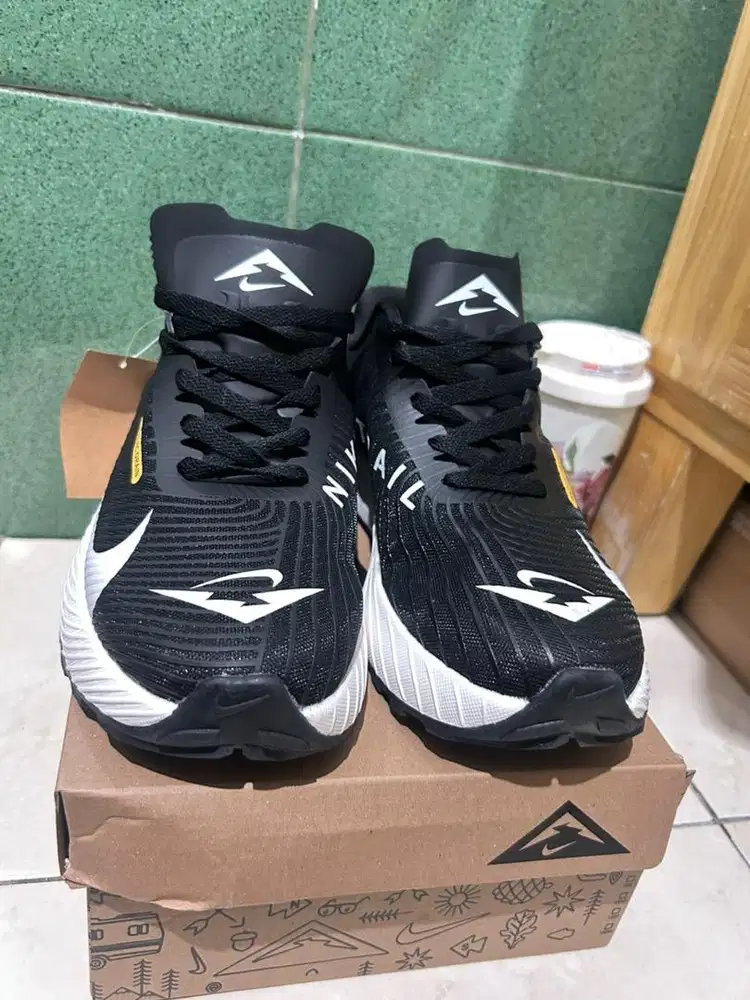 Nike trail black white