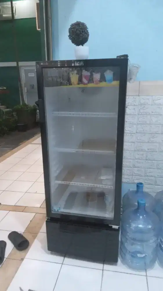 Dijual Kulkas atau showcase 1 pintu merk Gea (Nego aja) barang bagus