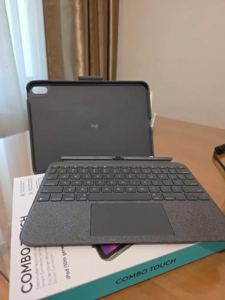 Logitech combi touch ipad 10 2021 up