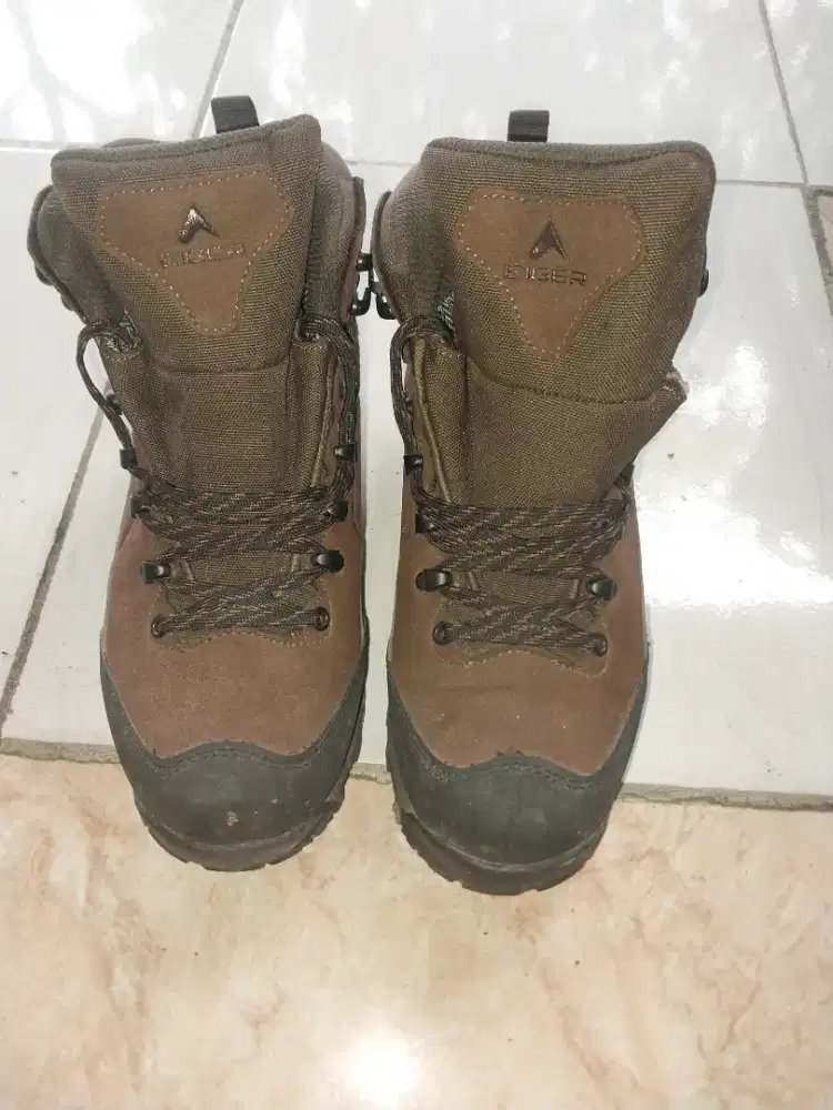 Sepatu eiger ukuran 41