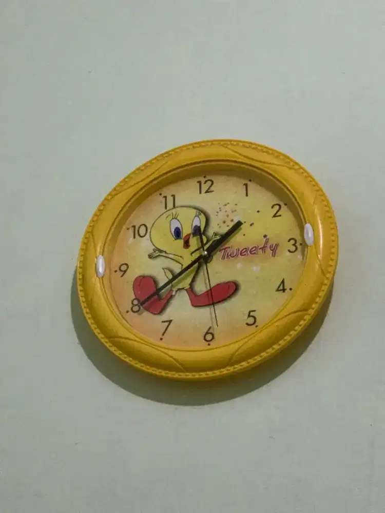 Jam dinding gambar tweety