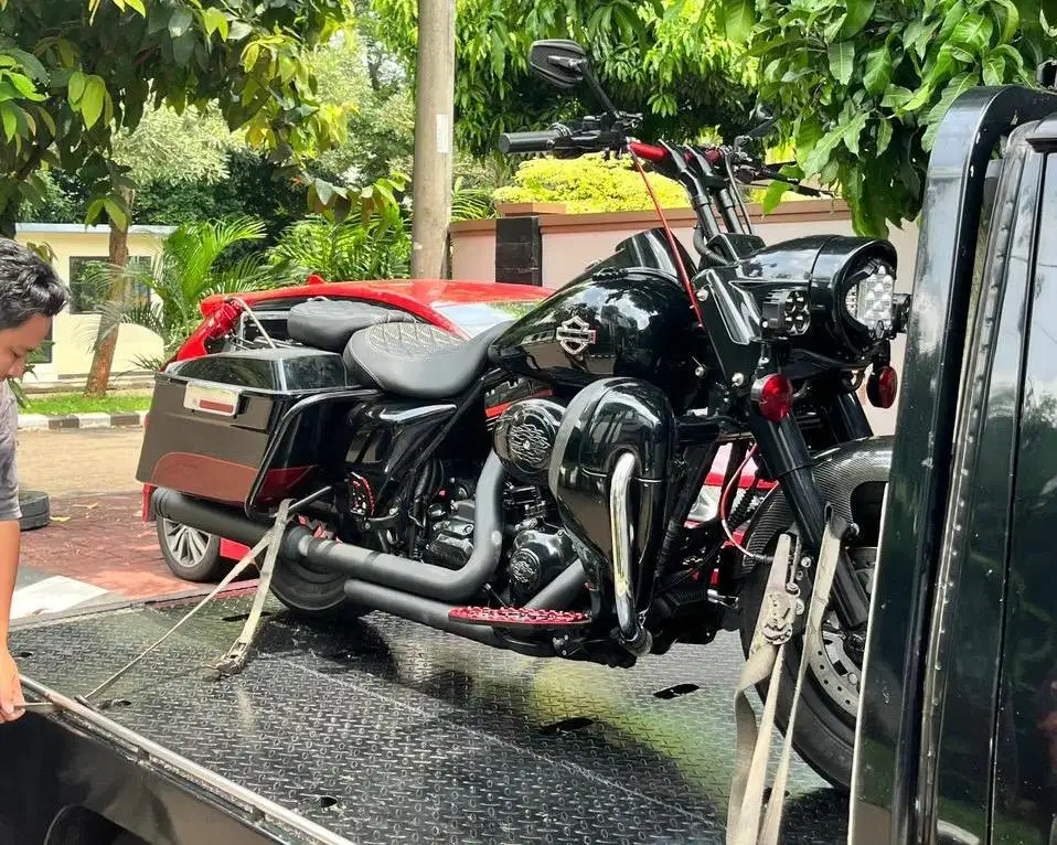 HARLEY DAVIDSON ROADKING PERFORMANCE BAGGER