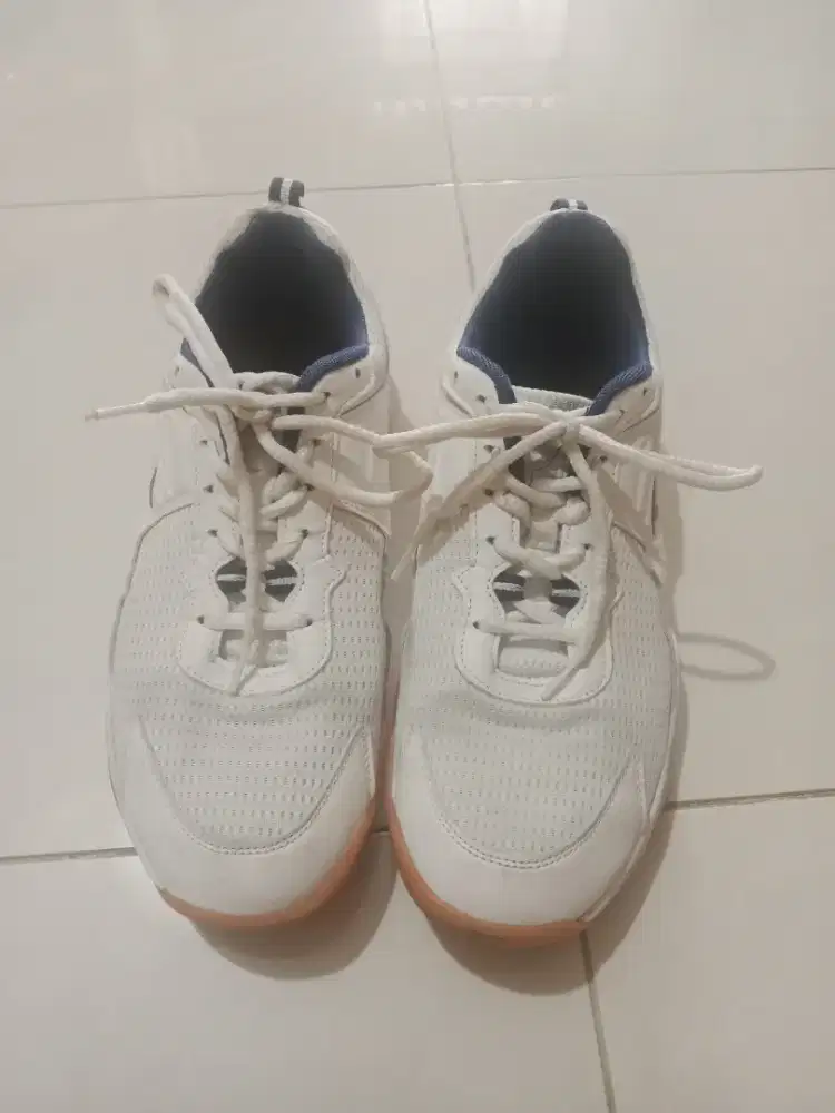 Sepatu badminton