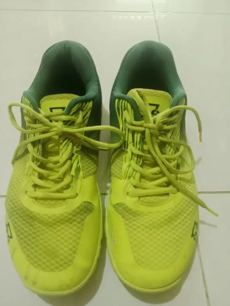 Sepatu badminton