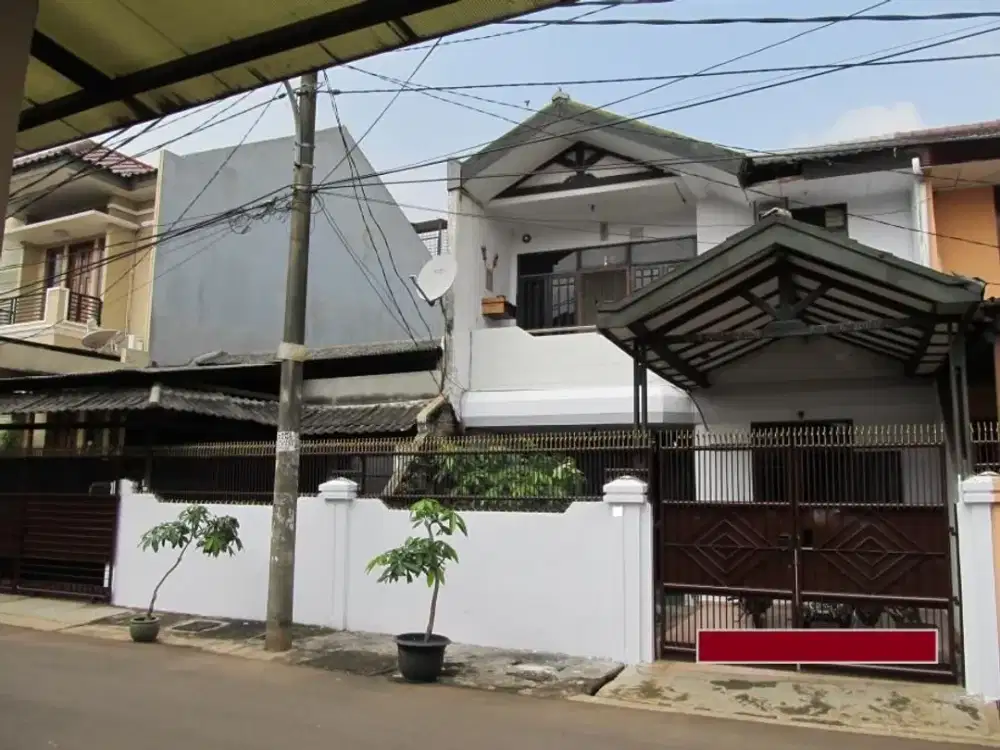 Turun Harga - Rumah 2 lantai di lokasi strategis di Kompleks Carina Sayang di Cengkareng, Jakarta Barat