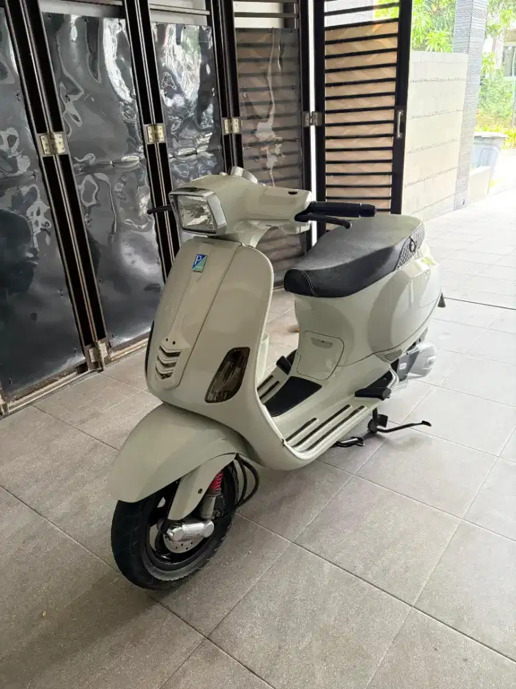 Vespa s 125 abu-abu