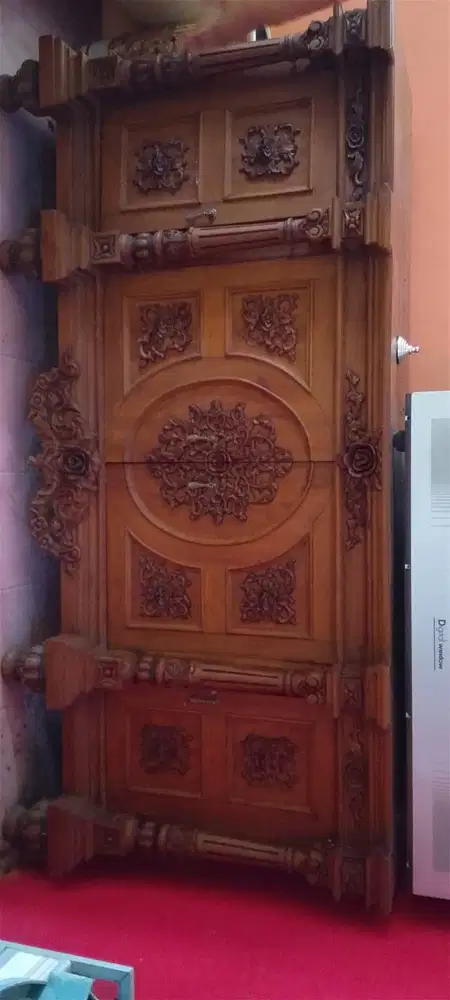 Lemari jati ukir