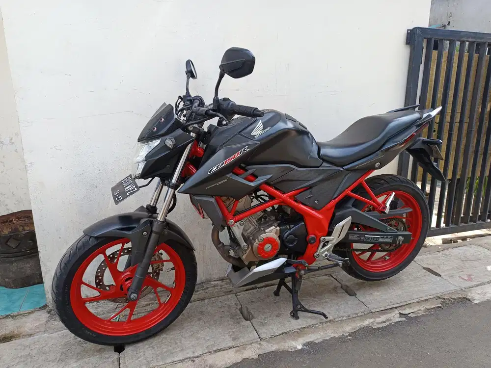 Di jual cepat cb150R 2017 lengkap siap pakai