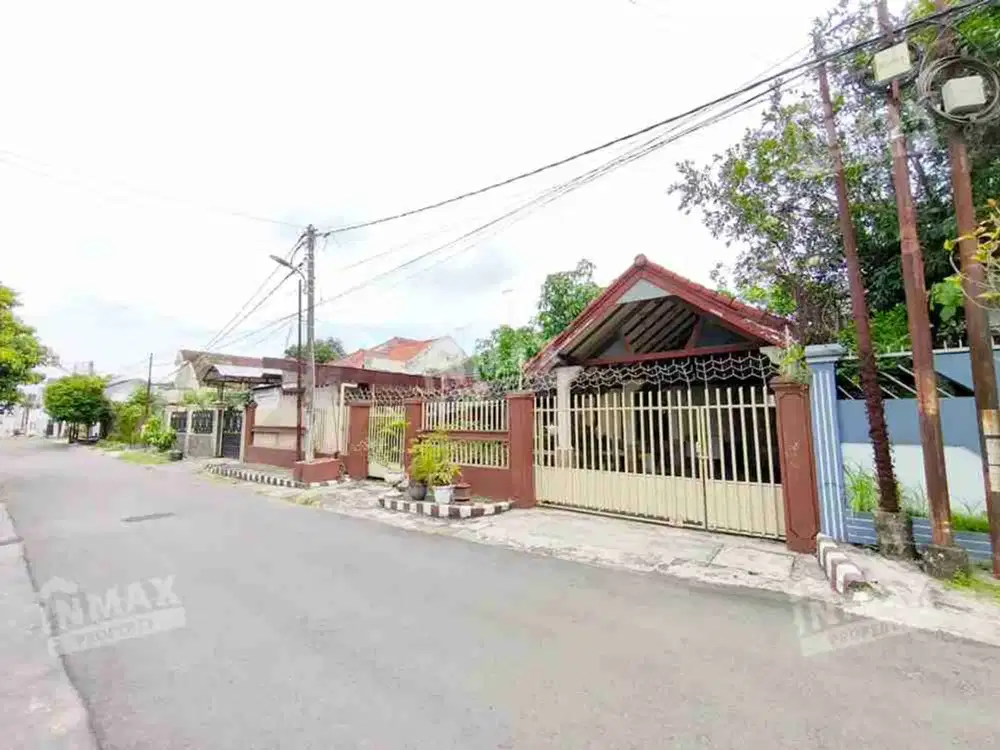 Investasi Langka Lahan luas 692 m2 Jalan Bunga Bunga Lokasi Premium Bangunan bagus dekat Jalan Soekarno Hatta