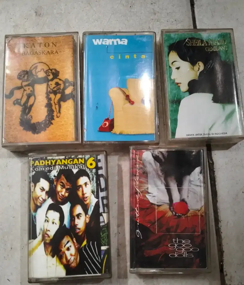 Kaset pita jadul lagu Indonesia buat koleksi ada 5 kaset normal .