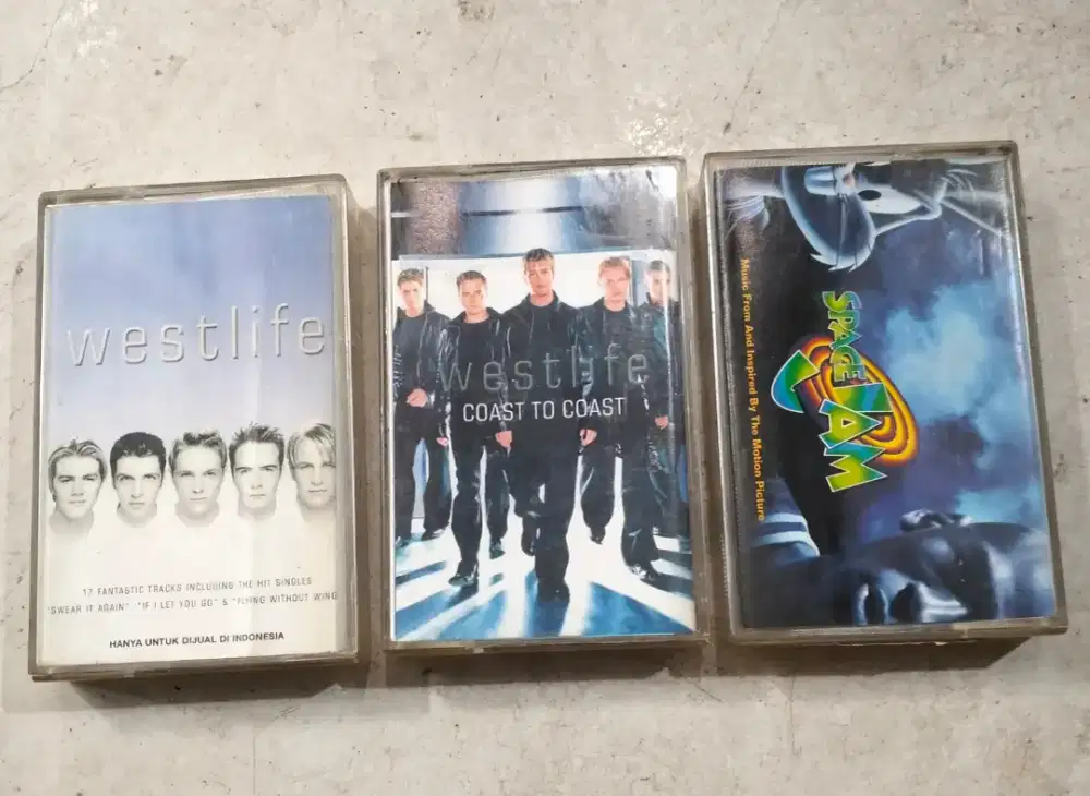 Kaset pita lagu barat Weslife ada 3 kaset .