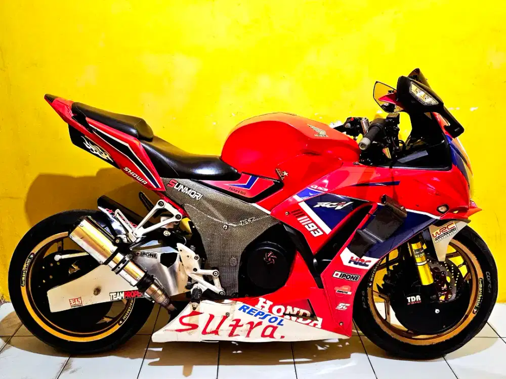 CBR 150 modif moge look ( Body & arm pake cover fiber ). Murah aja