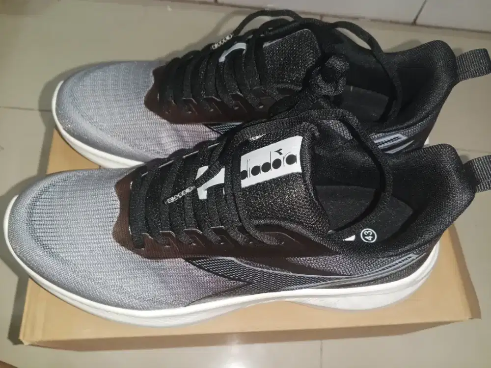 Diadora sepatu running
