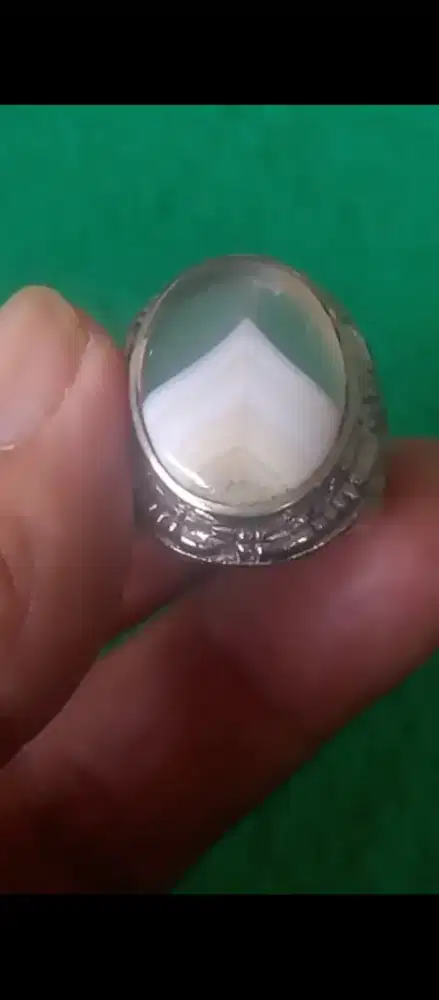 Cincin kalsedon motif junjung derajat