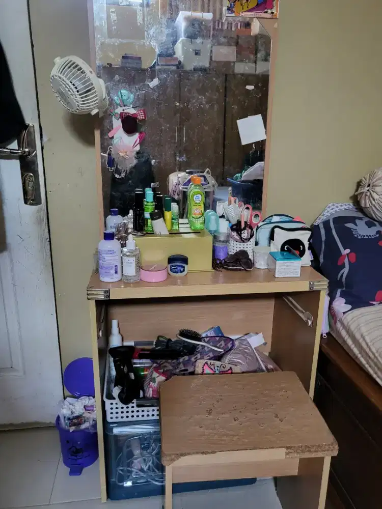 Meja rias dan kursi