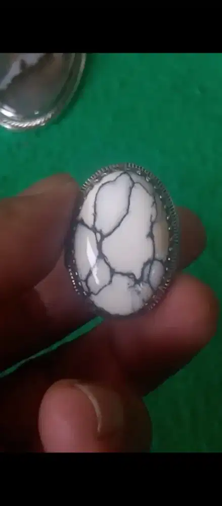 Cincin batu pirus putih