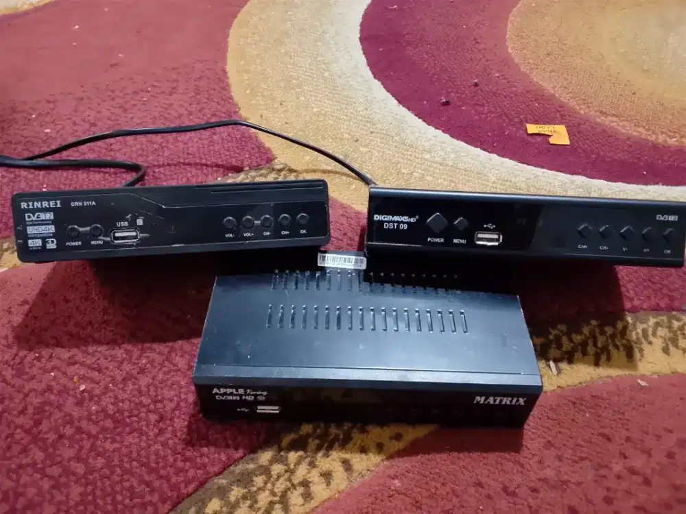 Tiga buah set top box rusak