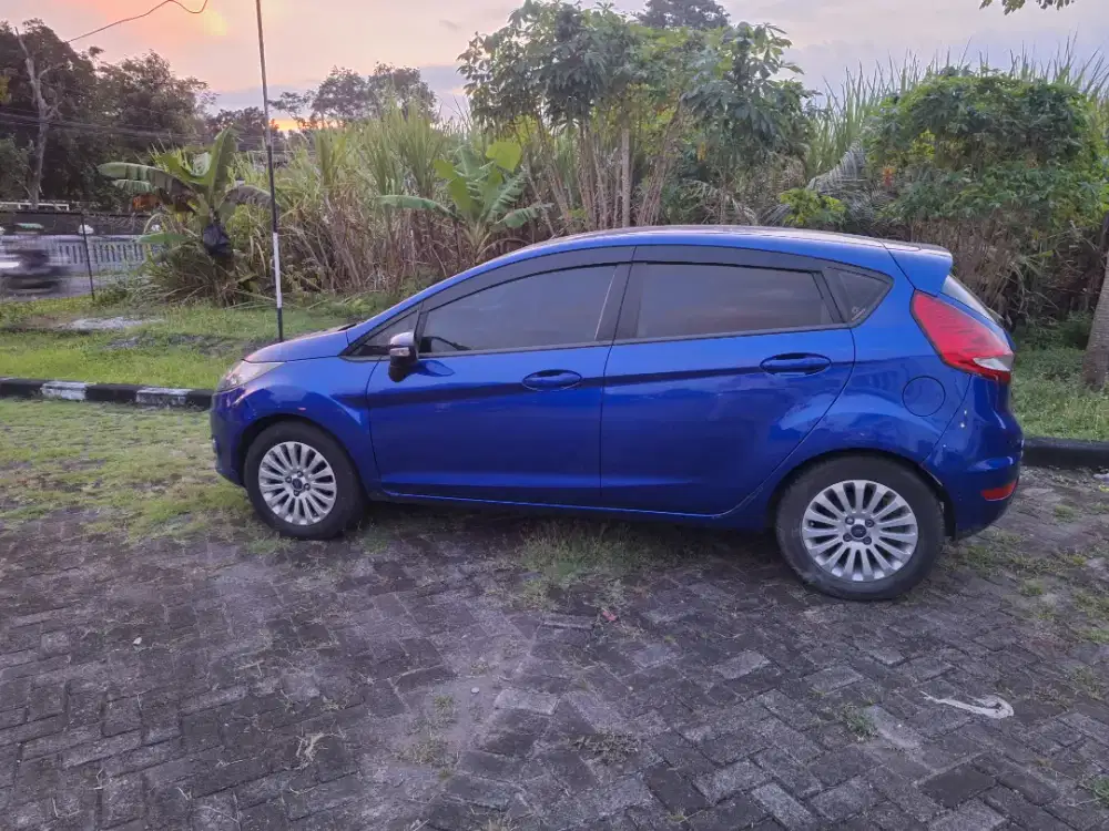 Mobil ford fiesta