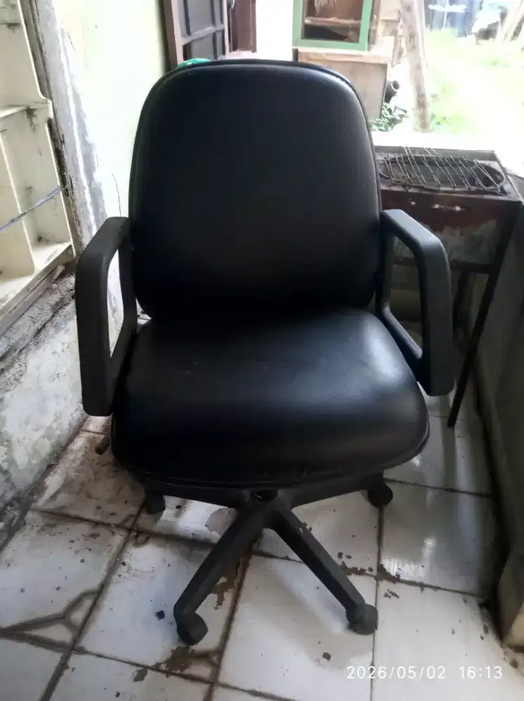 Kursi kantor bisa putar dan naik turun