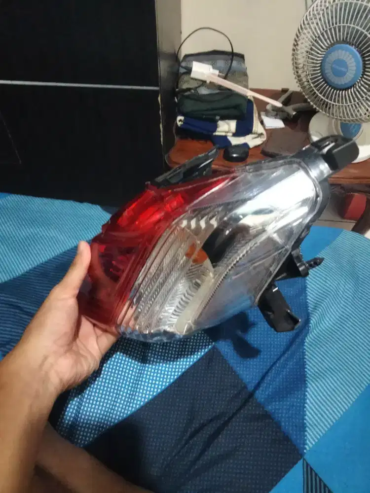 lampu belakang n-max old dengan kondisi retak sedikit