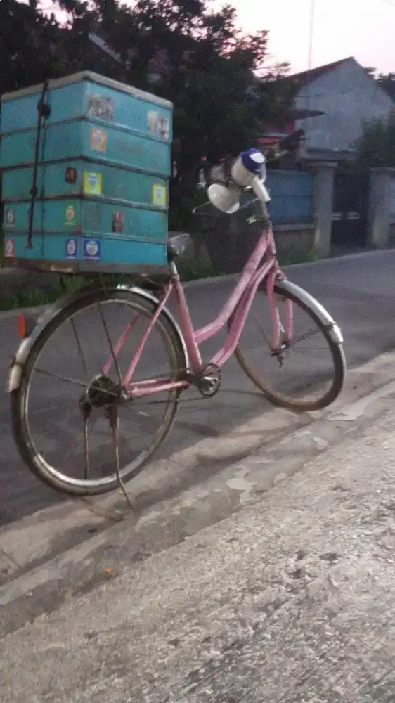 Penjual keliling roti hangat