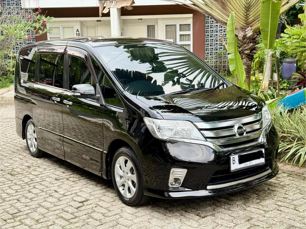 (CASH) Nissan Serena HWS 2014 AT. Like New