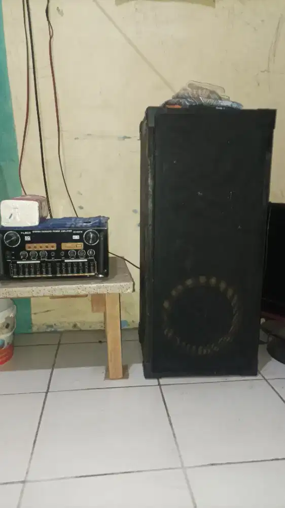 Salon satu set rakitan sama ampli merek FLECO  AV 999 FM