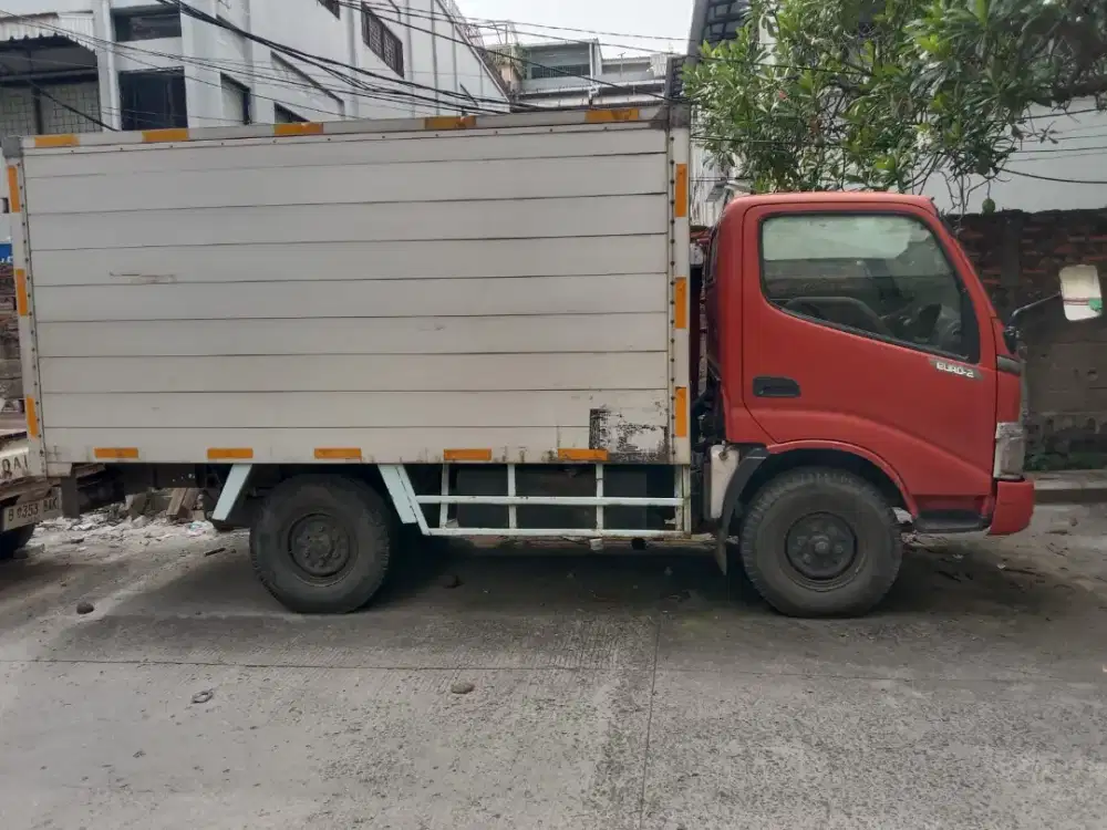 Hino dutro 110 St engkel bok 4 roda tahun 2009