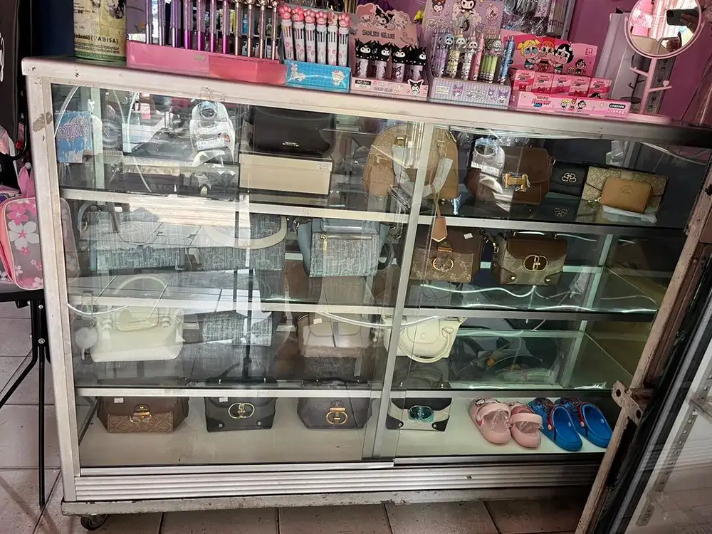 Etalase kaca kokoh