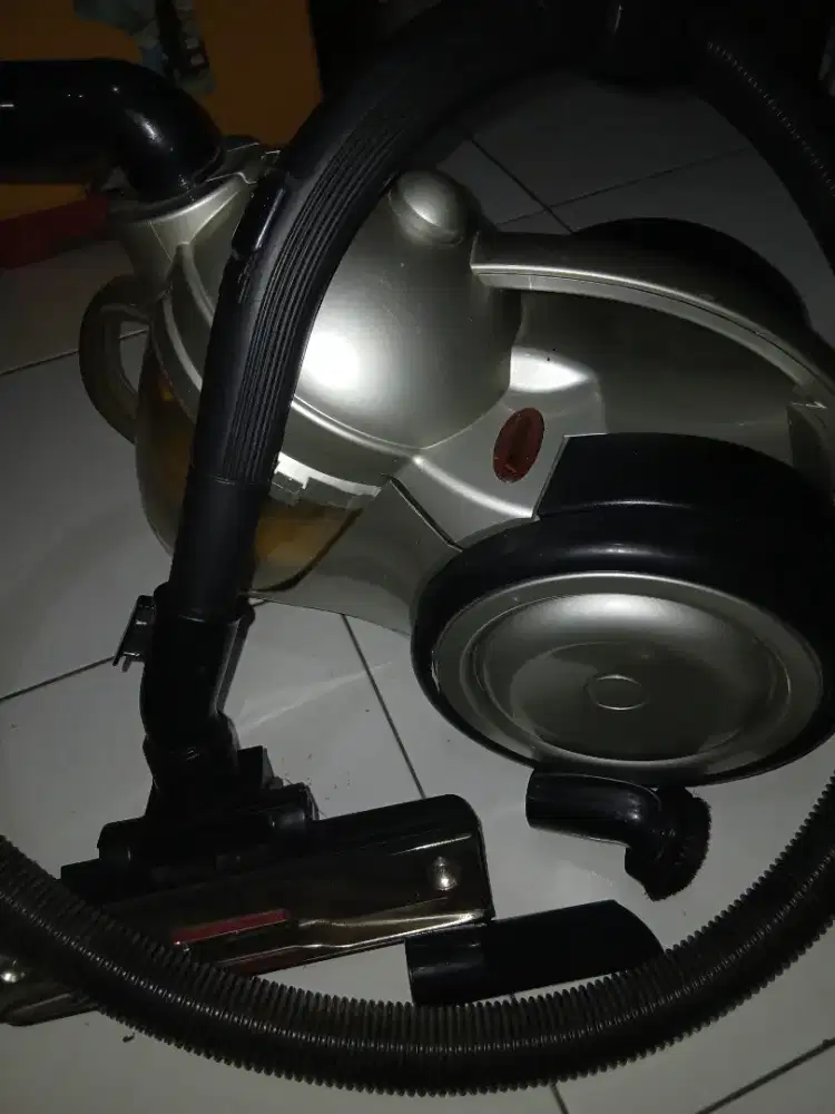 Vacuum Cleaner Modena Model VC 2000