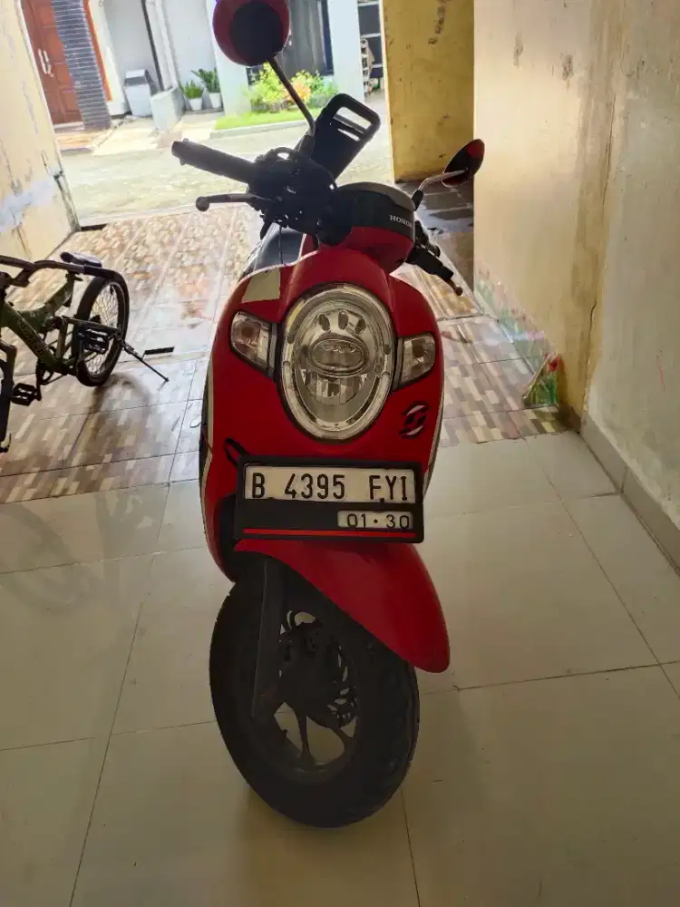 Scoopy merah ban donat