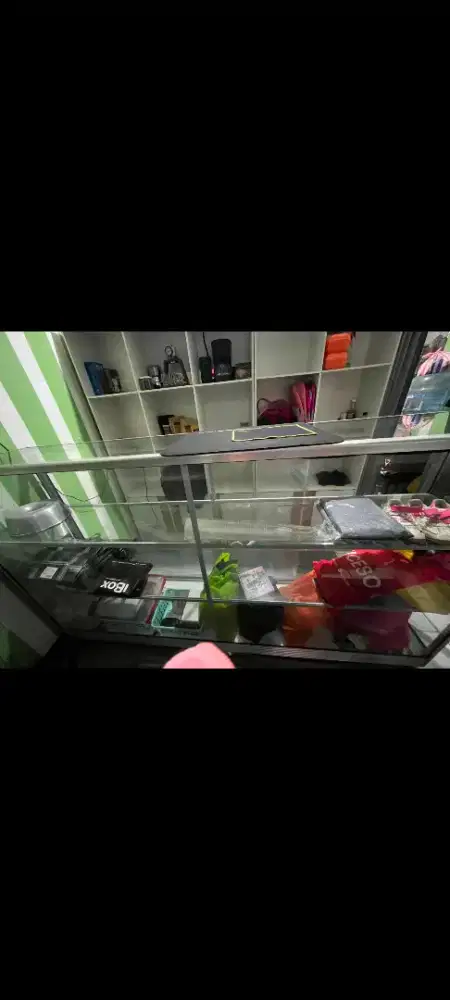 Dijual murah etalase apotik bekas seperti baru mulus