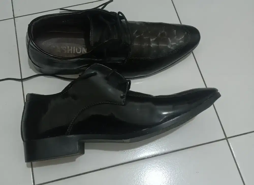 Sepatu futsal dan Sepatu formal
