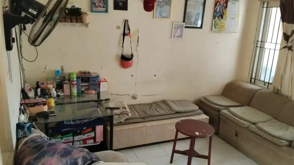 Meja marmer dan sofa serta meja makan kaca