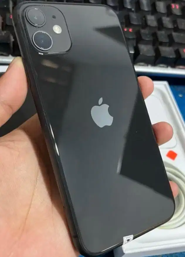 Iphone 11 128gb hitam masih bagus
